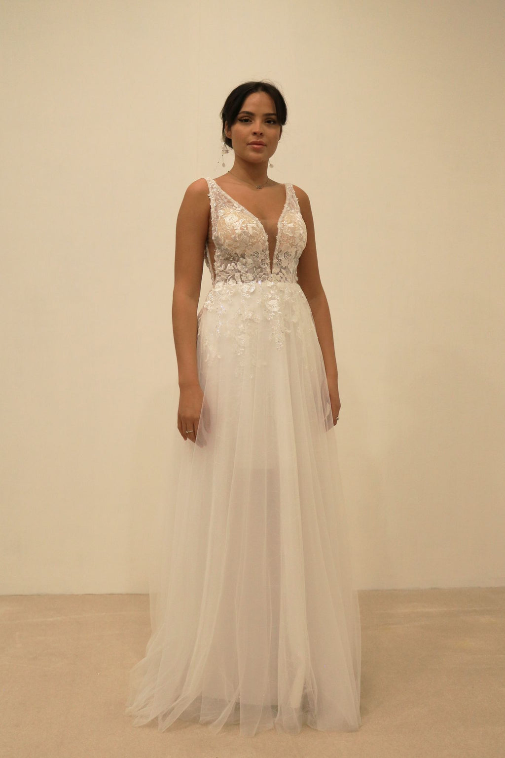 Robe de mariée Élégance Bohème – Décolleté V & Dos Nu