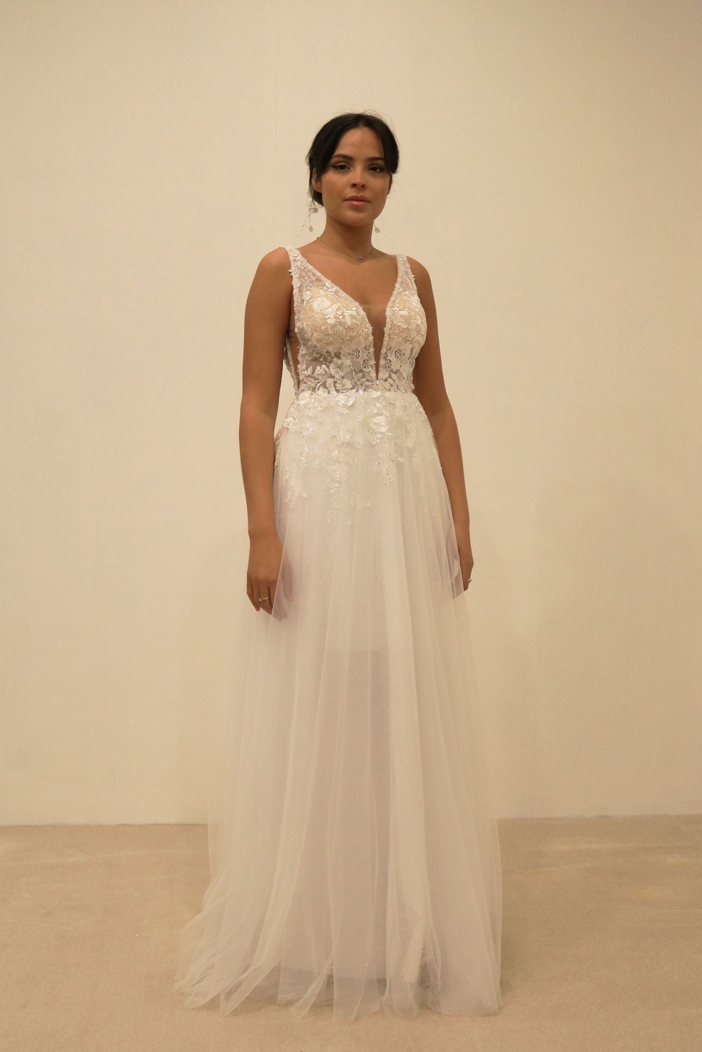 Robe de mariée Élégance Bohème – Décolleté V & Dos Nu