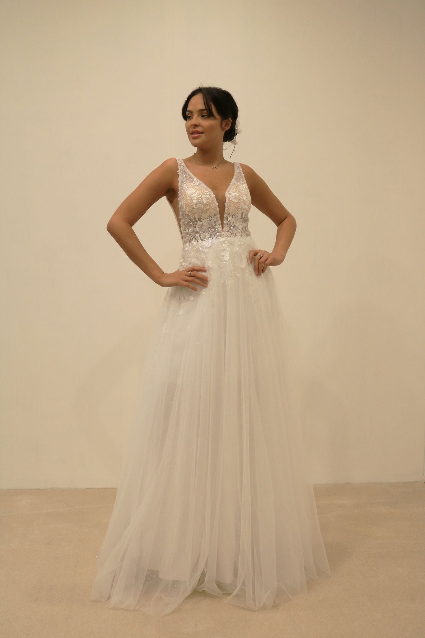 Robe de mariée Élégance Bohème – Décolleté V & Dos Nu