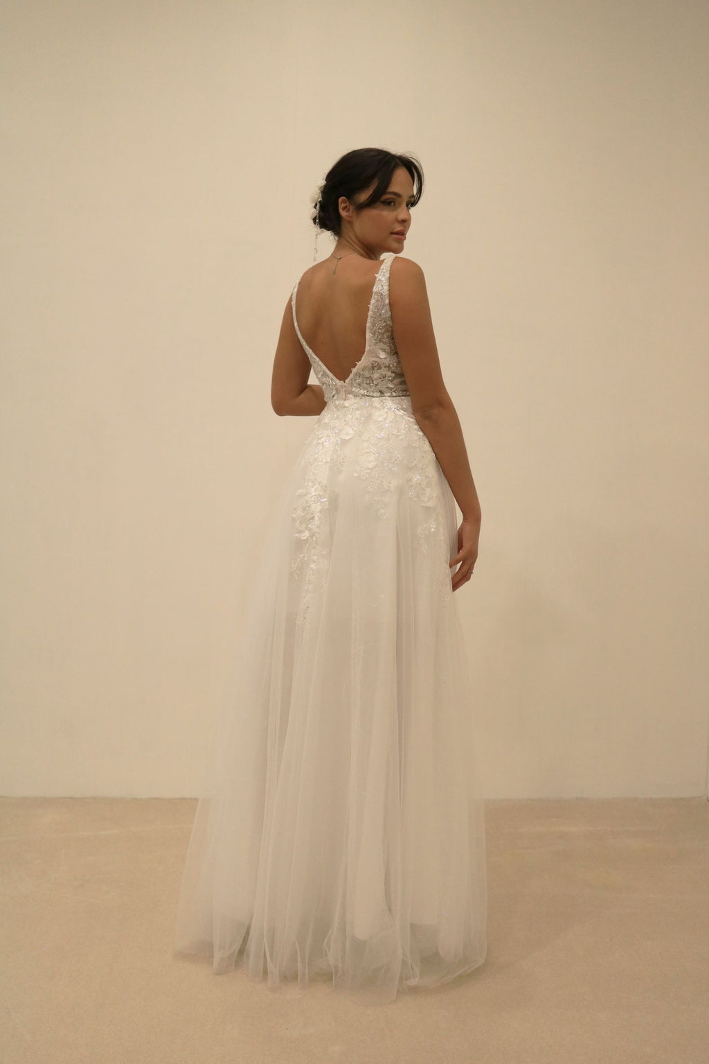 Robe de mariée Élégance Bohème – Décolleté V & Dos Nu
