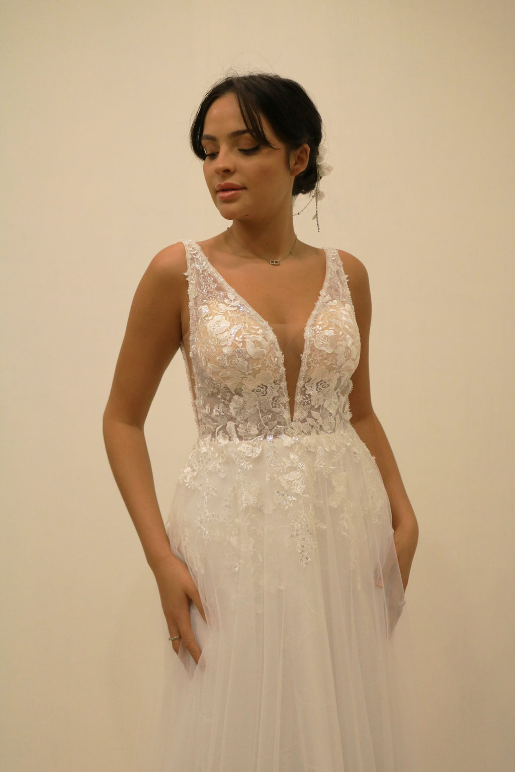 Robe de mariée Élégance Bohème – Décolleté V & Dos Nu